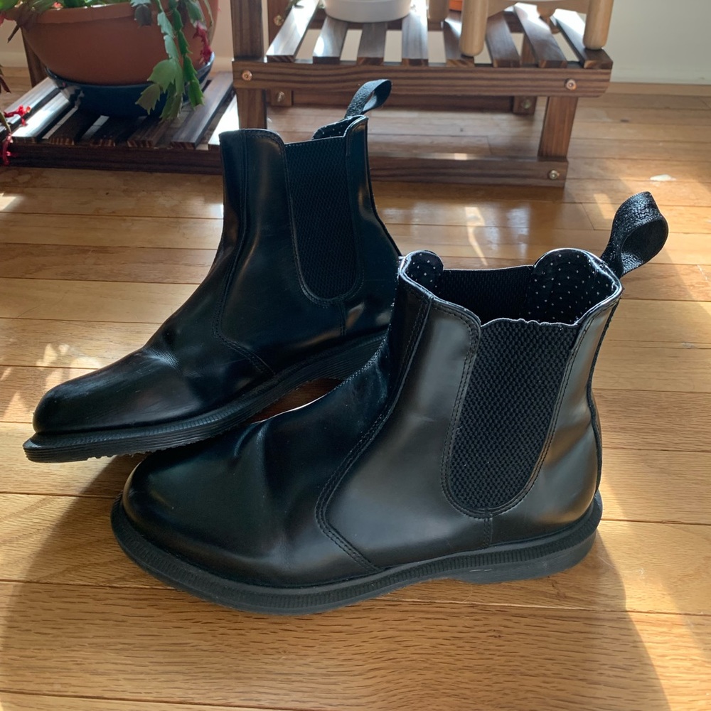 DOC MARTENS FLORA LEATHER CHELSEA BOOT